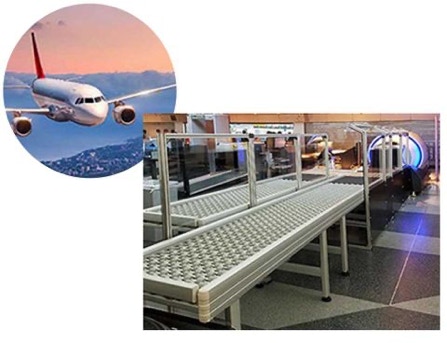 Moderner Rollenförderer vor einer Röntgenprüfmaschine, sehr sicherer Förderer an Handgepäck-Kontrollpunkten im Flughafen
